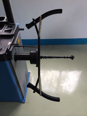 machine de équilibrage de roue de pneu d'affichage à cristaux liquides de vis sans fin de 40mm avec la boîte à outils